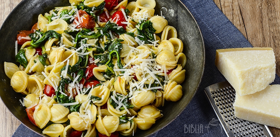 Orecchiette ze szpinakiem i pomidorkami